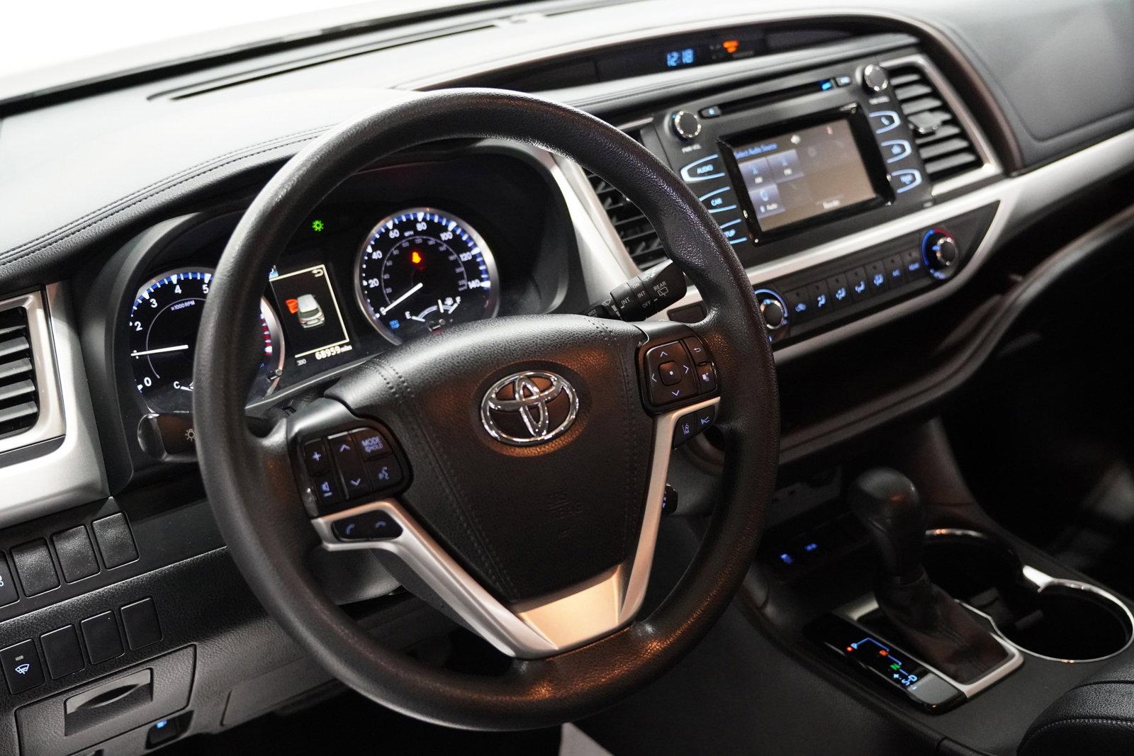 2019 Toyota Highlander Vehicle Photo in Fort Worth, TX 76132