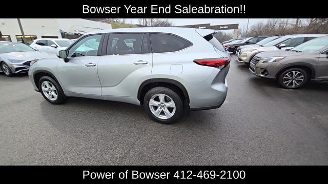 2022 Toyota Highlander Vehicle Photo in Pleasant Hills, PA 15236