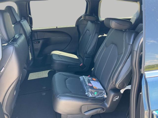 2025 Chrysler Pacifica Vehicle Photo in Kaukauna, WI 54130