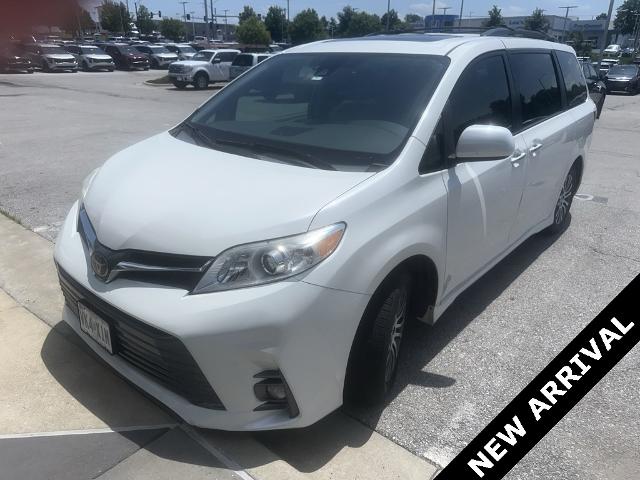 2019 Toyota Sienna Vehicle Photo in Lees Summit, MO 64086