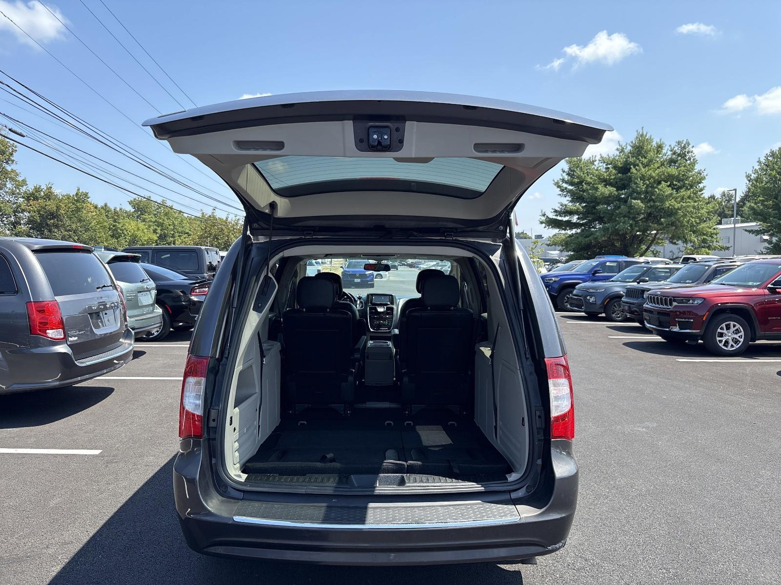 2016 Chrysler Town & Country Vehicle Photo in Mechanicsburg, PA 17050-1707