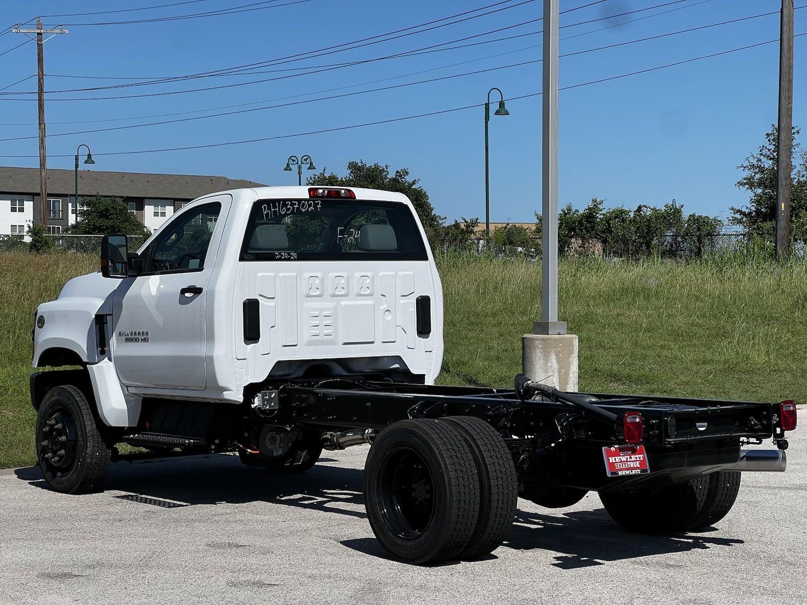 2024 Chevrolet Silverado 6500 HD Vehicle Photo in GEORGETOWN, TX 78626-7508
