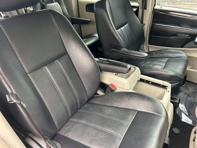2015 Chrysler Town & Country Vehicle Photo in MEDINA, OH 44256-9631