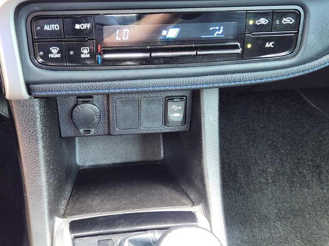 2018 Toyota Corolla Vehicle Photo in DENTON, TX 76210-9321