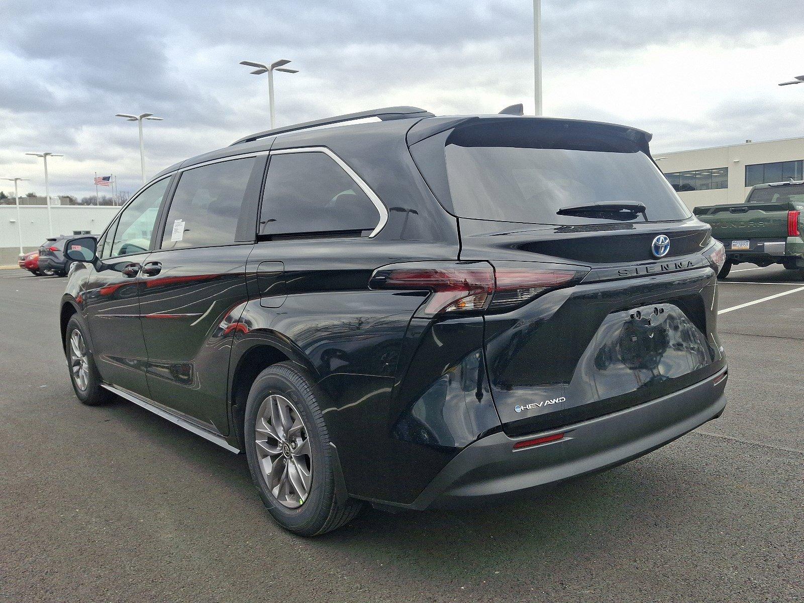 2025 Toyota Sienna Vehicle Photo in Harrisburg, PA 17111