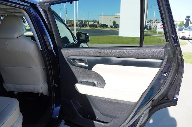 2025 Toyota Highlander Vehicle Photo in Riverdale, UT 84405