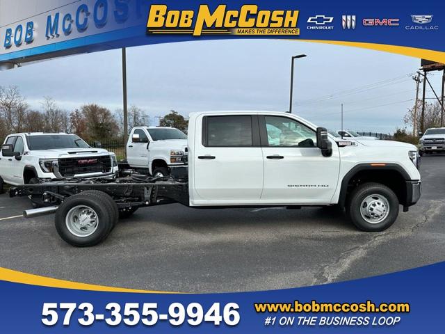 2025 GMC Sierra 3500 HD Chassis Cab Vehicle Photo in COLUMBIA, MO 65203-3903