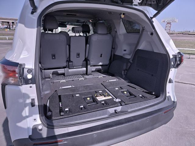 2022 Toyota Sienna Vehicle Photo in NEDERLAND, TX 77627-8017