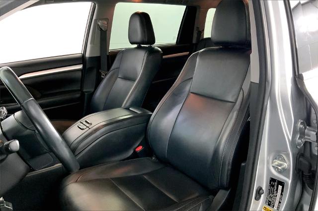 2017 Toyota Highlander Vehicle Photo in Lees Summit, MO 64086