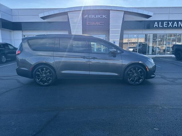 2019 Chrysler Pacifica Touring L Plus photo 2