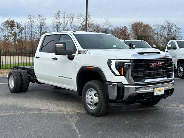 2025 GMC Sierra 3500 HD Chassis Cab Vehicle Photo in COLUMBIA, MO 65203-3903