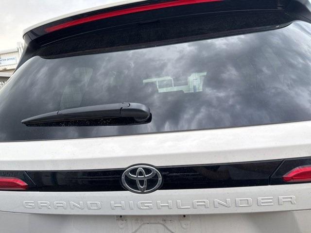 2024 Toyota Grand Highlander Vehicle Photo in ENGLEWOOD, CO 80113-6708