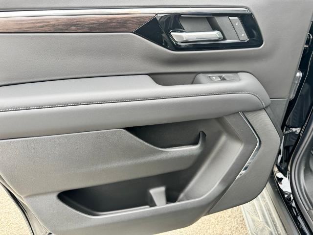 2025 Chevrolet Suburban Vehicle Photo in FAIRMONT, WV 26554-2318