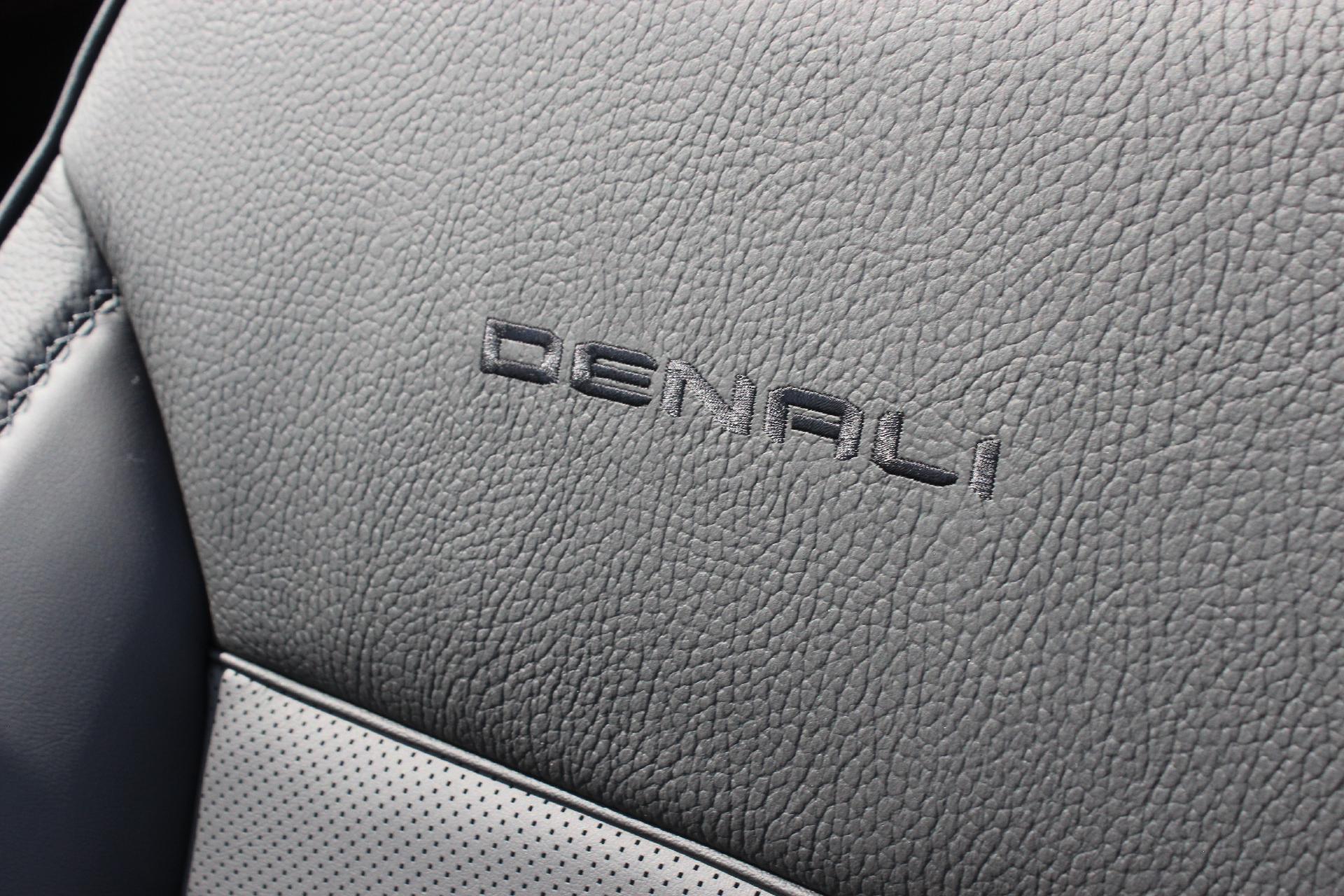 2025 GMC Yukon XL Vehicle Photo in AURORA, CO 80012-4011