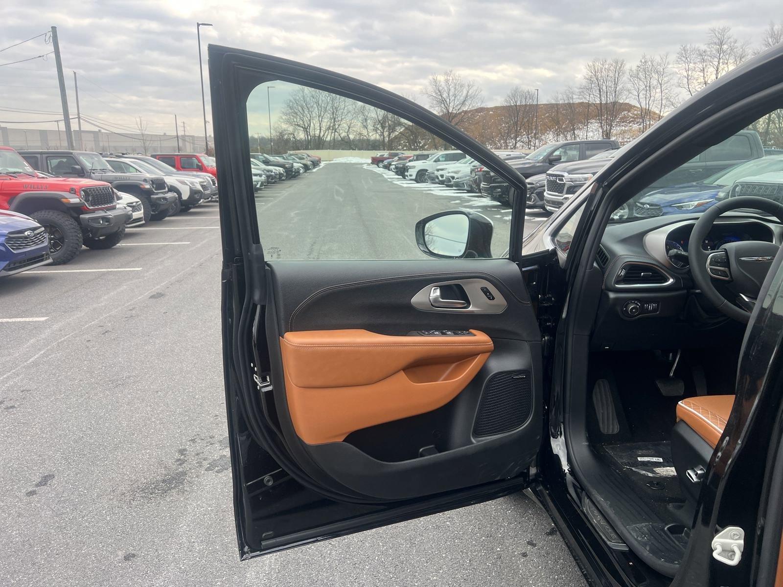 2025 Chrysler Pacifica Vehicle Photo in Mechanicsburg, PA 17050-1707