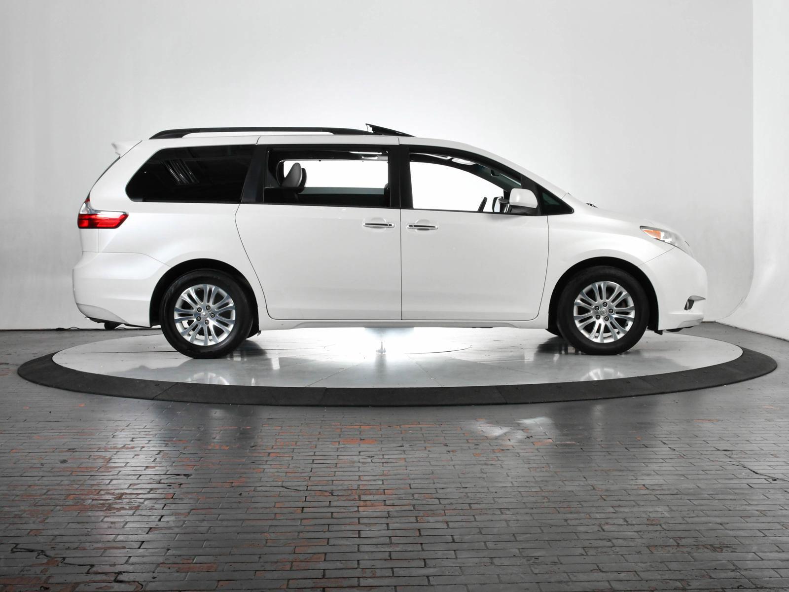 2017 Toyota Sienna Vehicle Photo in DALLAS, TX 75235