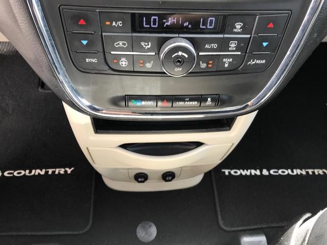 2015 Chrysler Town & Country Vehicle Photo in GREEN BAY, WI 54303-3330