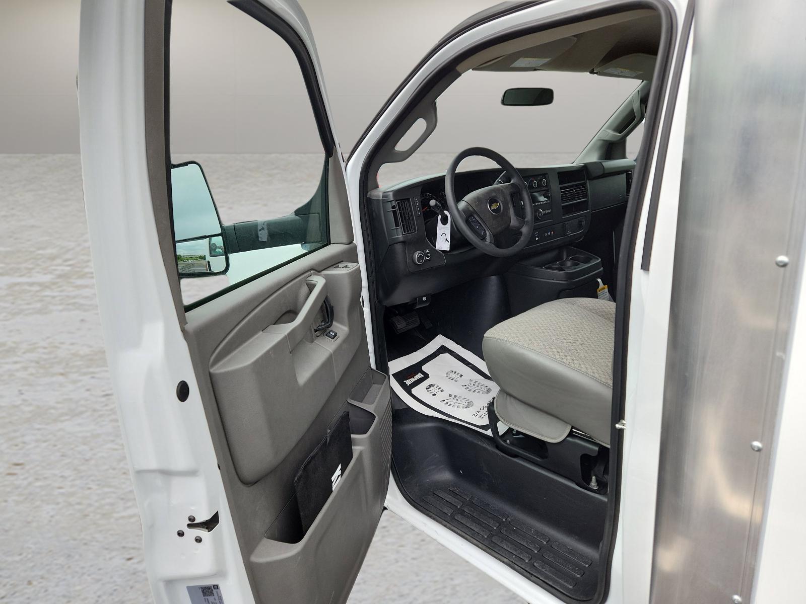 2025 Chevrolet Express Cutaway 4500 Vehicle Photo in GEORGETOWN, TX 78626-7508