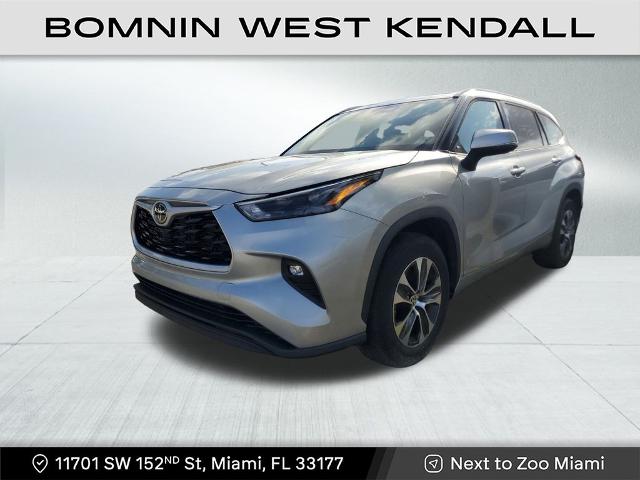 Used 2022 Toyota Highlander XLE with VIN 5TDGZRAH8NS125586 for sale in Miami, FL