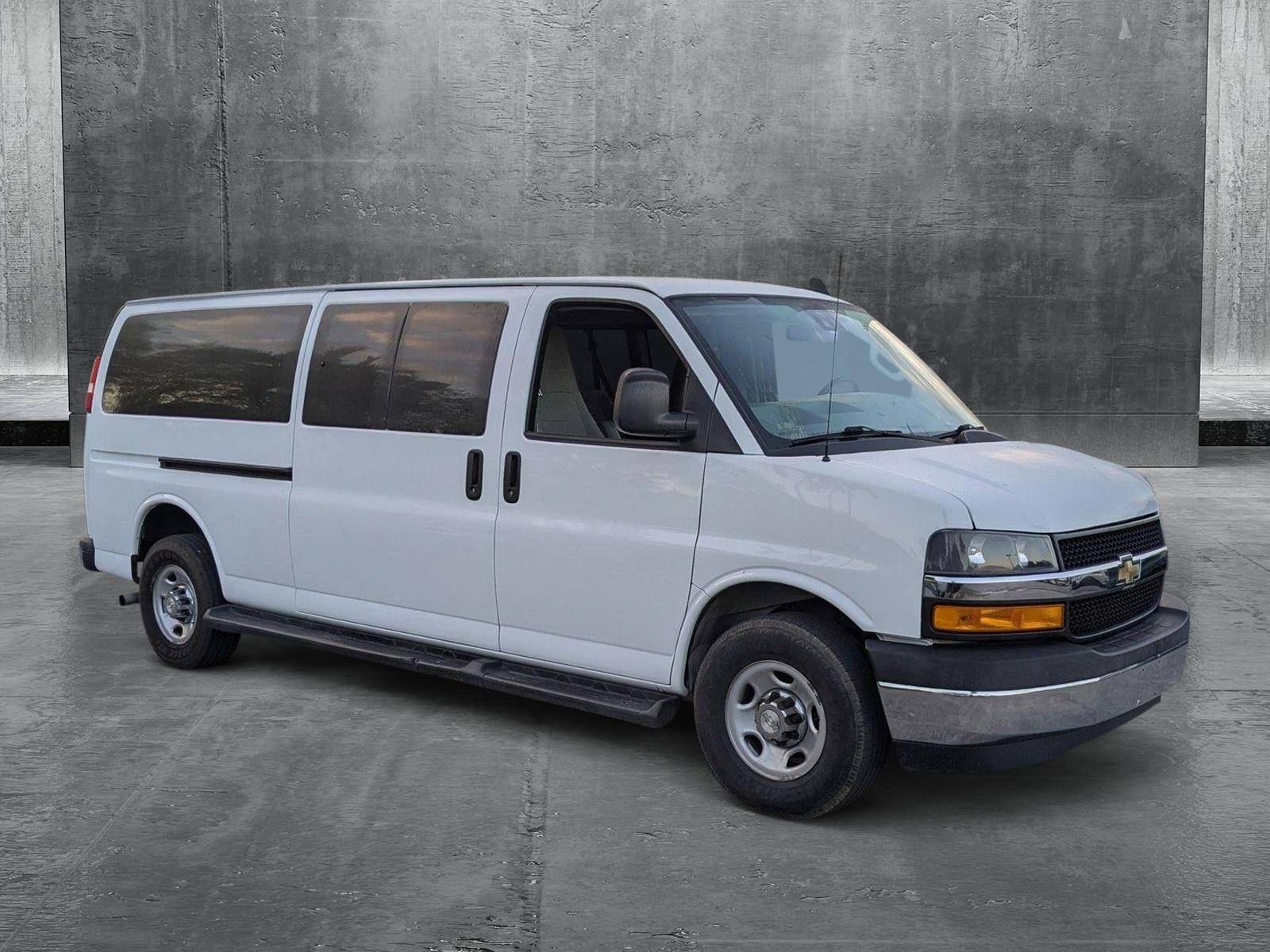 2020 Chevrolet Express Passenger 3500 Vehicle Photo in PEMBROKE PINES, FL 33024-6534