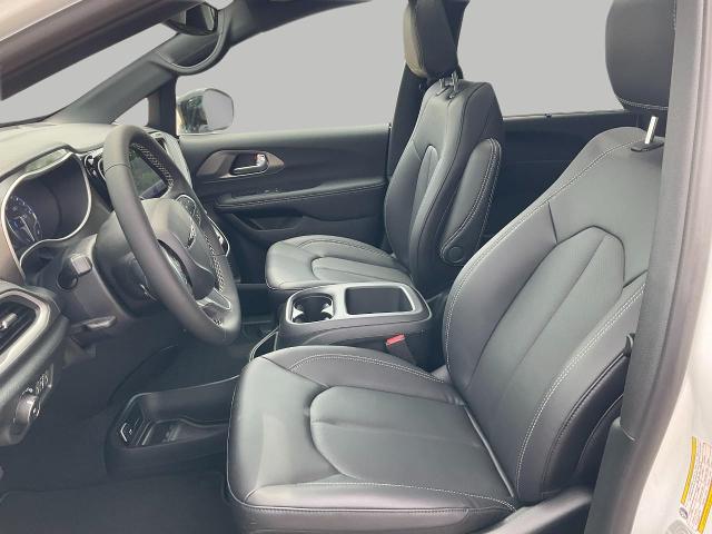 2025 Chrysler Pacifica Vehicle Photo in Kaukauna, WI 54130