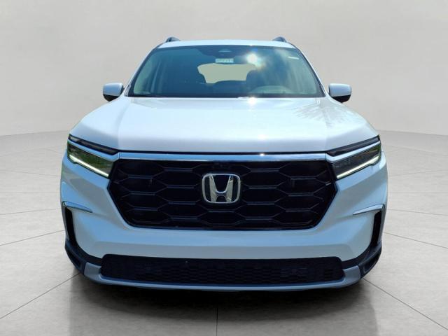 2025 Honda Pilot Vehicle Photo in Oshkosh, WI 54904