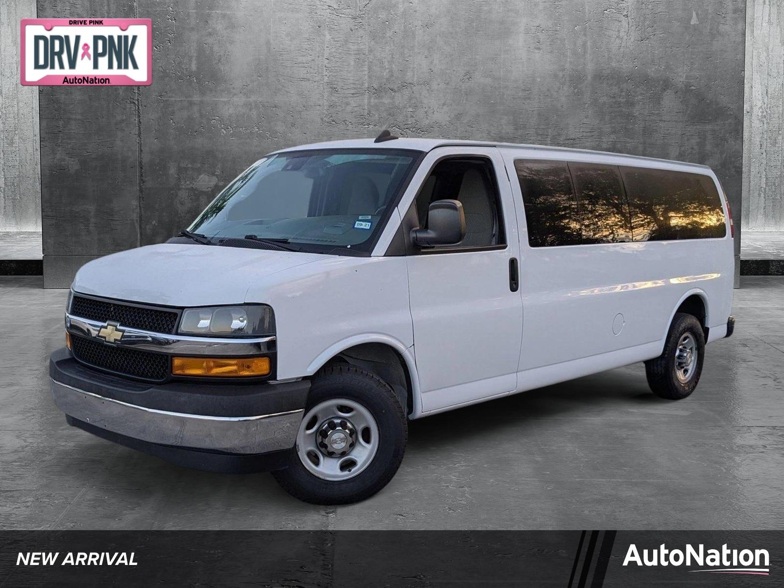 2020 Chevrolet Express Passenger 3500 Vehicle Photo in PEMBROKE PINES, FL 33024-6534