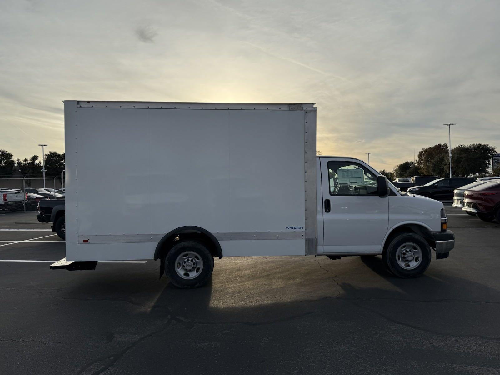2024 Chevrolet Express Cutaway 3500 Vehicle Photo in GEORGETOWN, TX 78626-7508