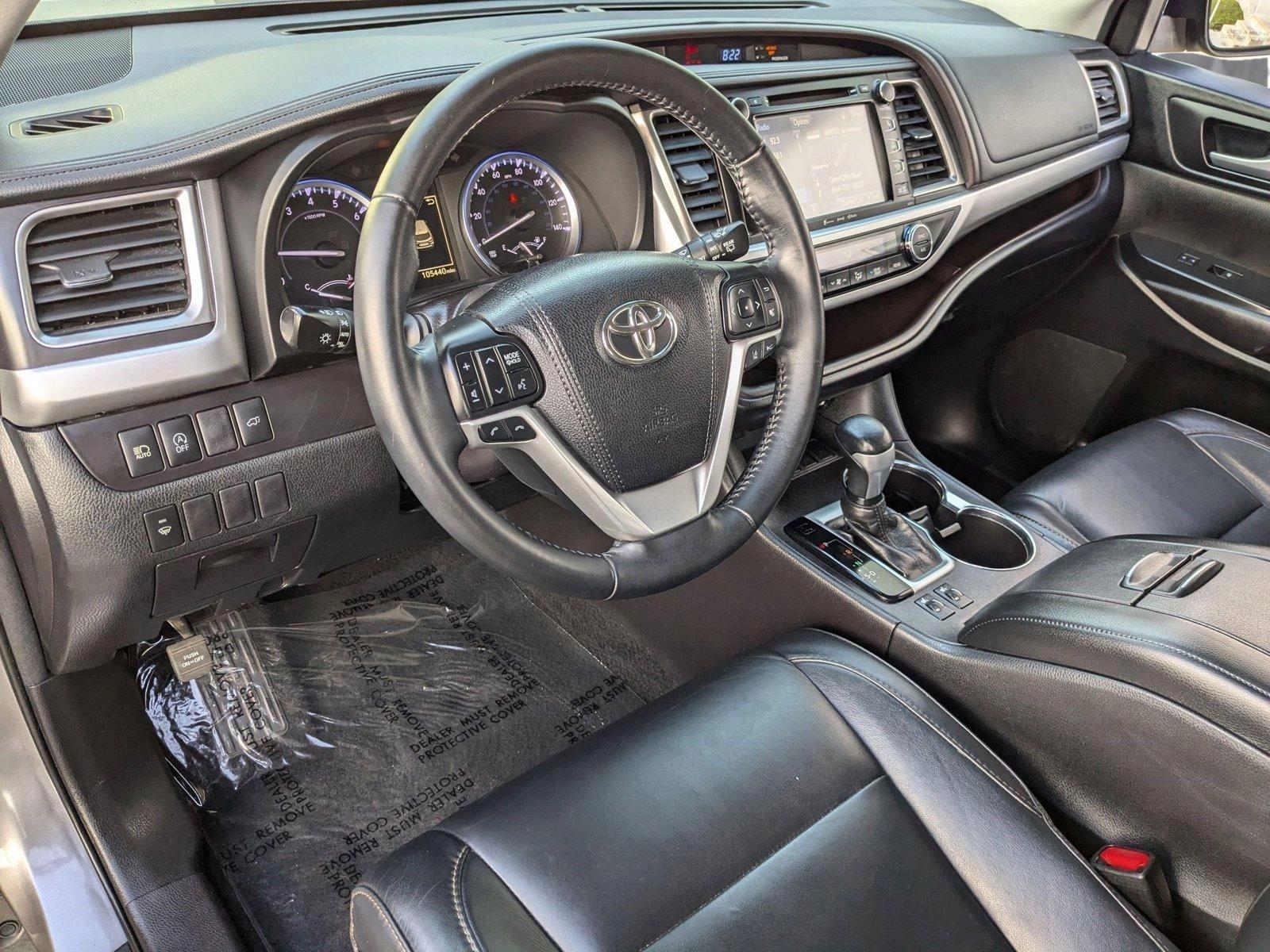 2018 Toyota Highlander Vehicle Photo in VALENCIA, CA 91355-1705