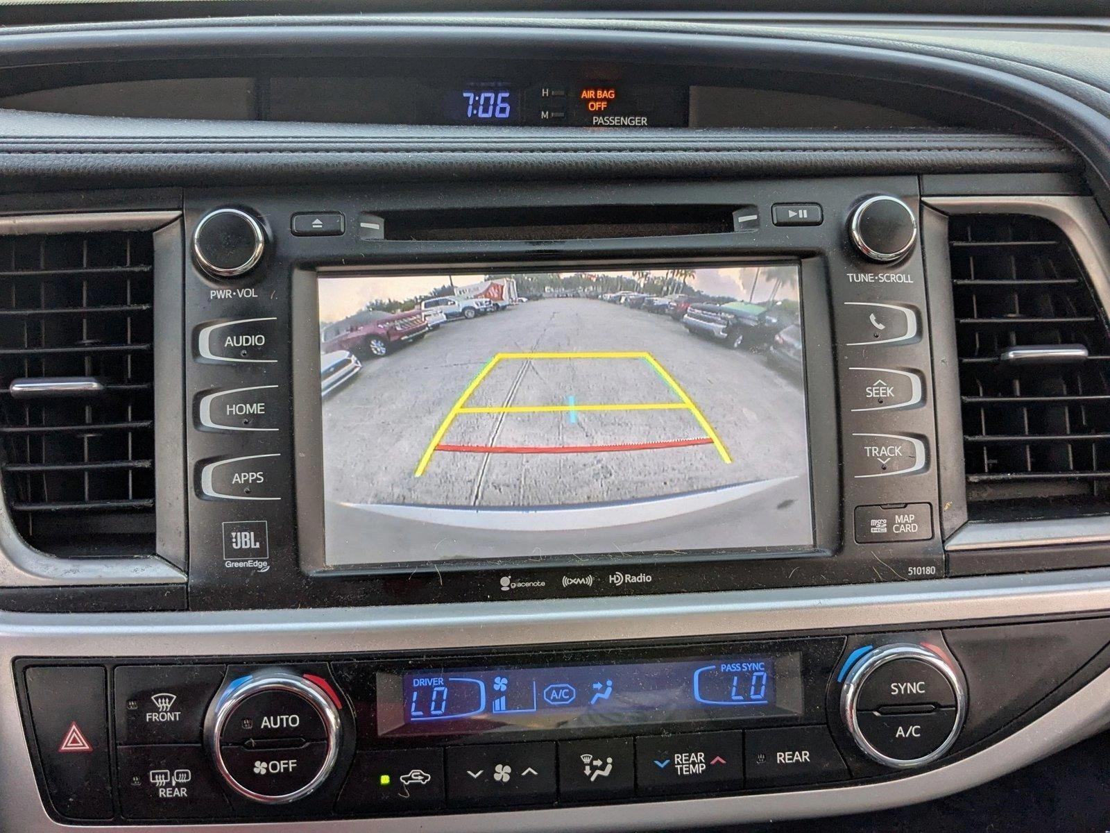 2017 Toyota Highlander Vehicle Photo in PEMBROKE PINES, FL 33024-6534