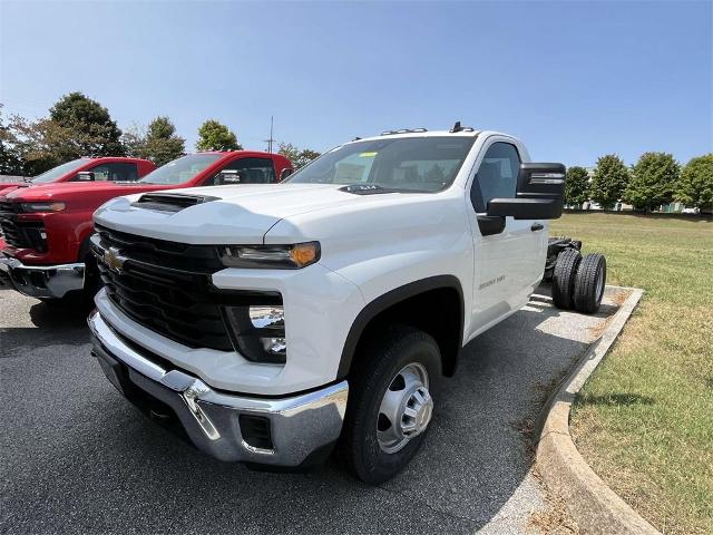 2024 Chevrolet Silverado 3500 HD Chassis Cab Vehicle Photo in ALCOA, TN 37701-3235