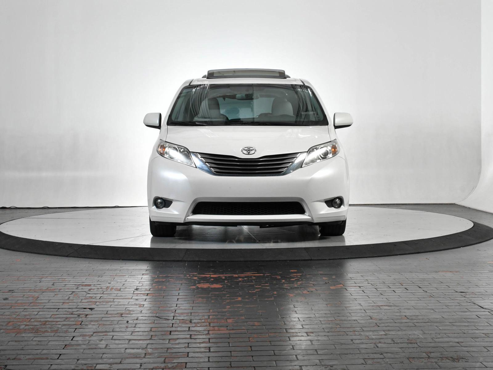 2017 Toyota Sienna Vehicle Photo in DALLAS, TX 75235