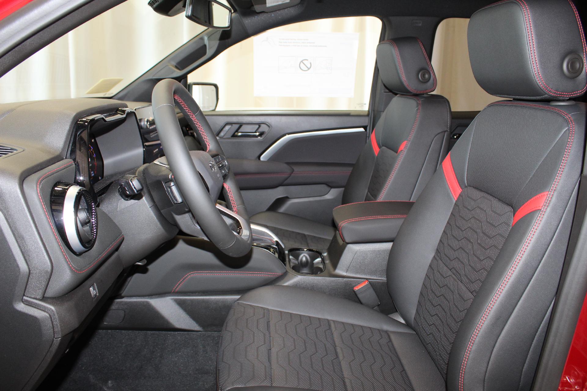 2025 Chevrolet Colorado Vehicle Photo in NORTHAMPTON, MA 01060-1120