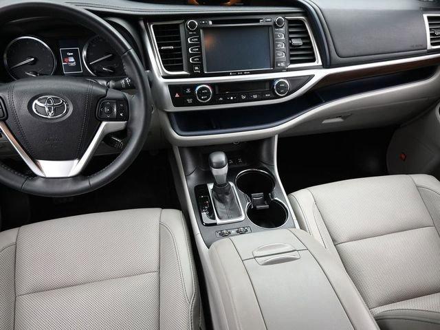 2016 Toyota Highlander Vehicle Photo in Marion, IA 52302