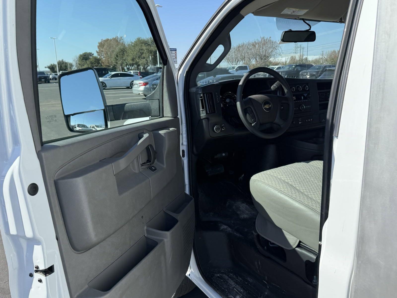 2024 Chevrolet Express Cutaway 3500 Vehicle Photo in GEORGETOWN, TX 78626-7508