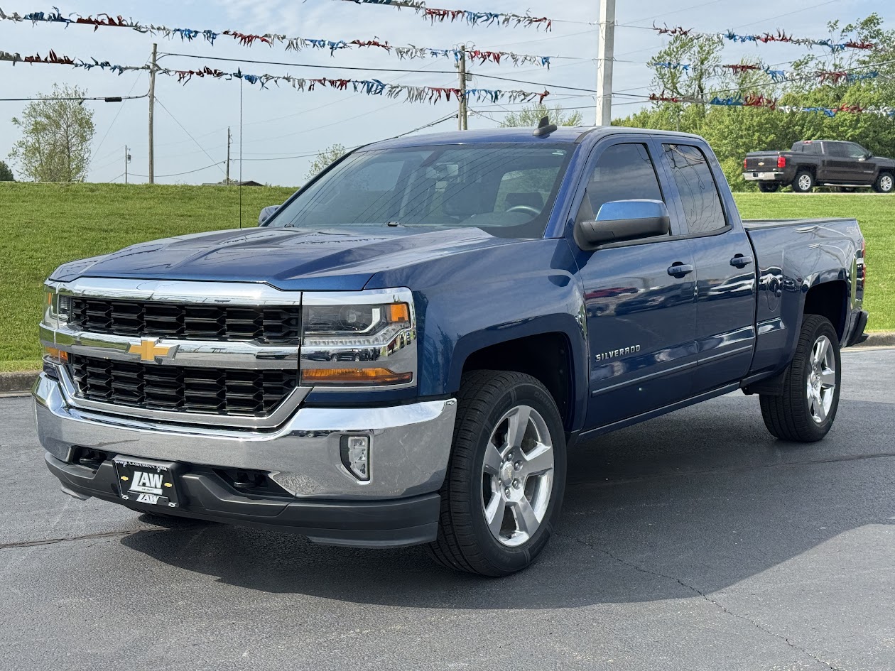 2017 Chevrolet Silverado 1500 Vehicle Photo in BOONVILLE, IN 47601-9633