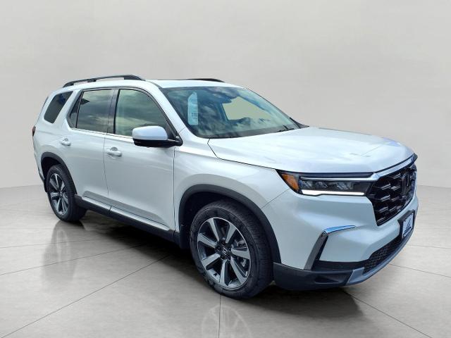 2025 Honda Pilot Vehicle Photo in Oshkosh, WI 54904