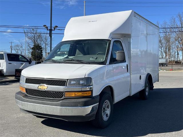 2025 Chevrolet Express Cutaway 3500 Vehicle Photo in ALCOA, TN 37701-3235