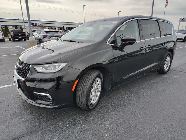 2024 Chrysler Pacifica Vehicle Photo in GREEN BAY, WI 54304-5303