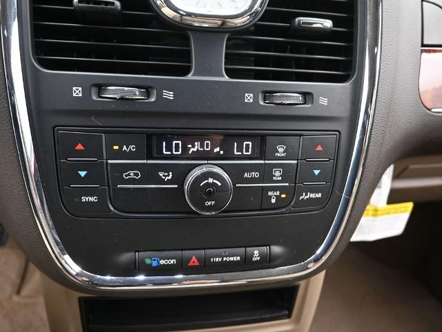 2016 Chrysler Town & Country Vehicle Photo in Cedar Rapids, IA 52402
