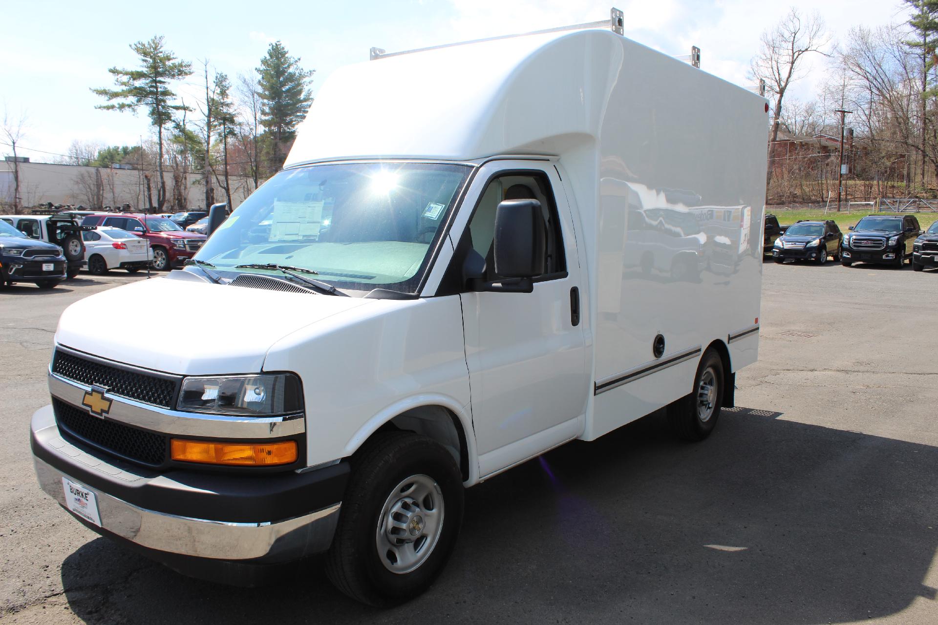 Summit White 2026 Chevrolet Express Chassis 3500 Cutaway 139 Van Rear-Wheel Drive 8-Speed Automatic