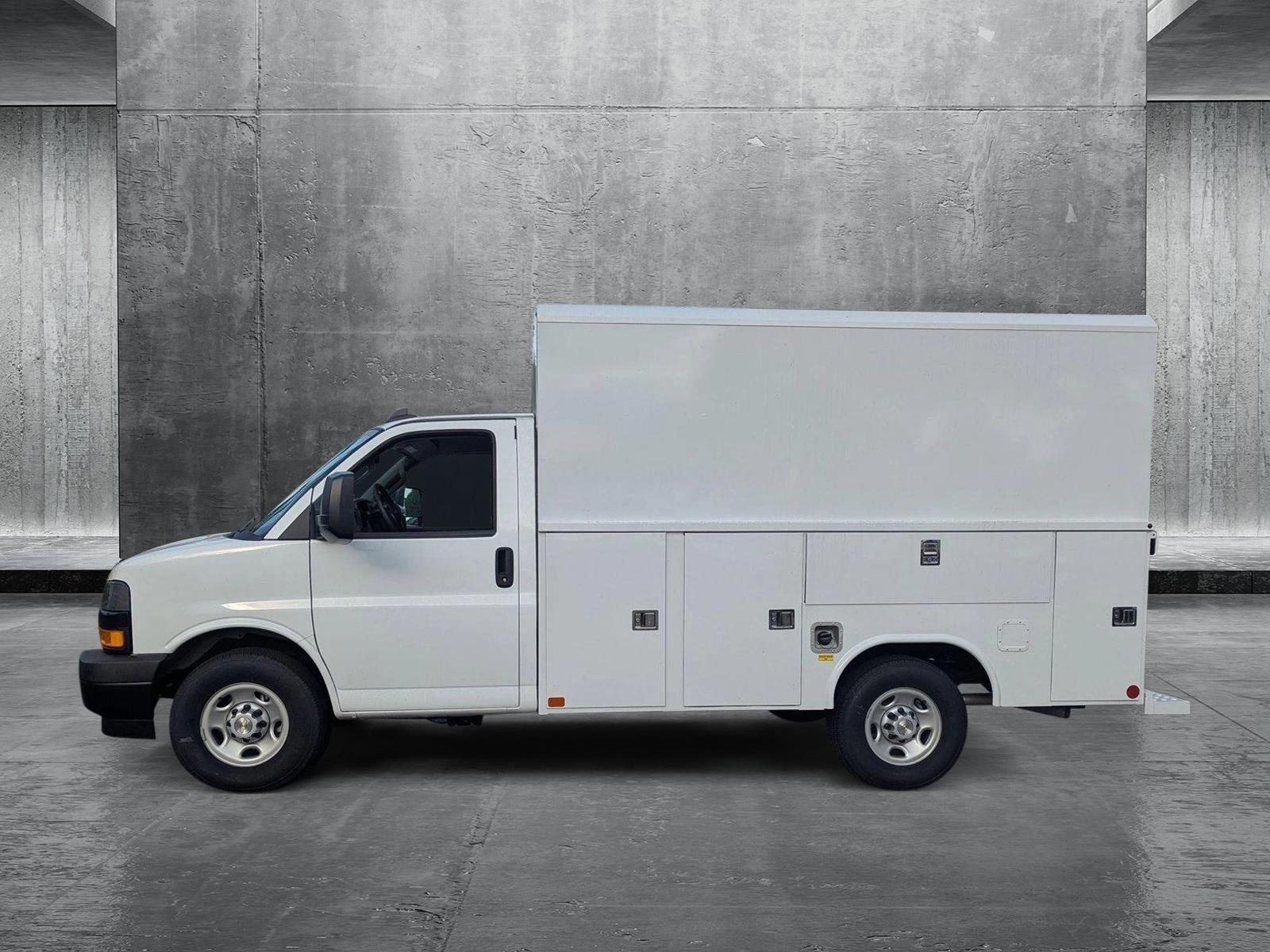 2024 Chevrolet Express Cutaway 3500 Vehicle Photo in GREENACRES, FL 33463-3207