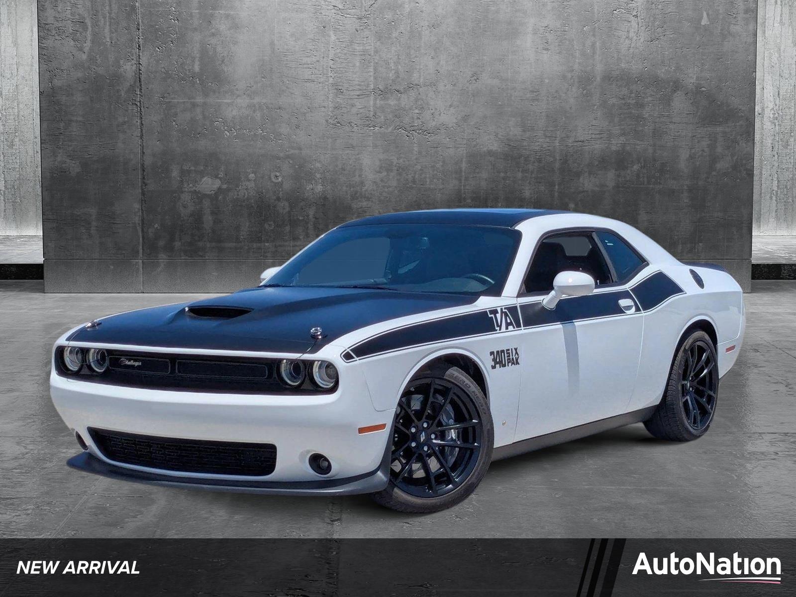 2017 Dodge Challenger Vehicle Photo in Valencia, CA 91355