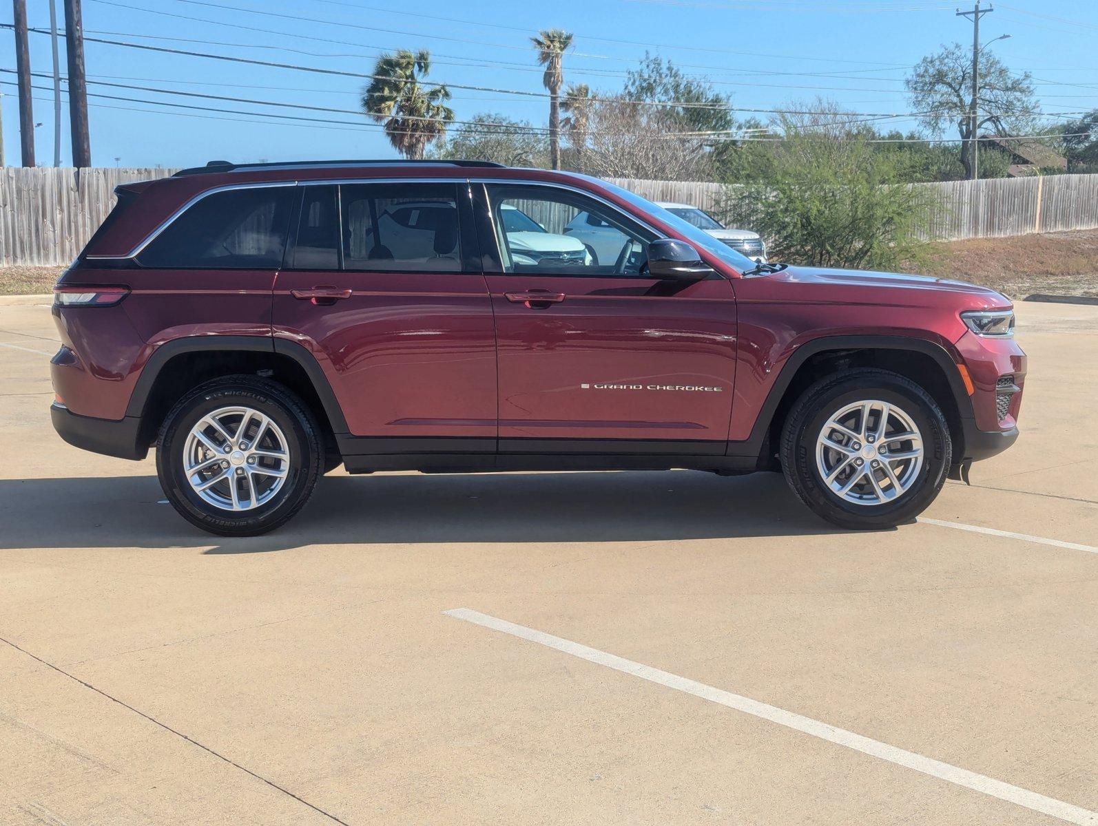 2023 Jeep Grand Cherokee Laredo photo 4