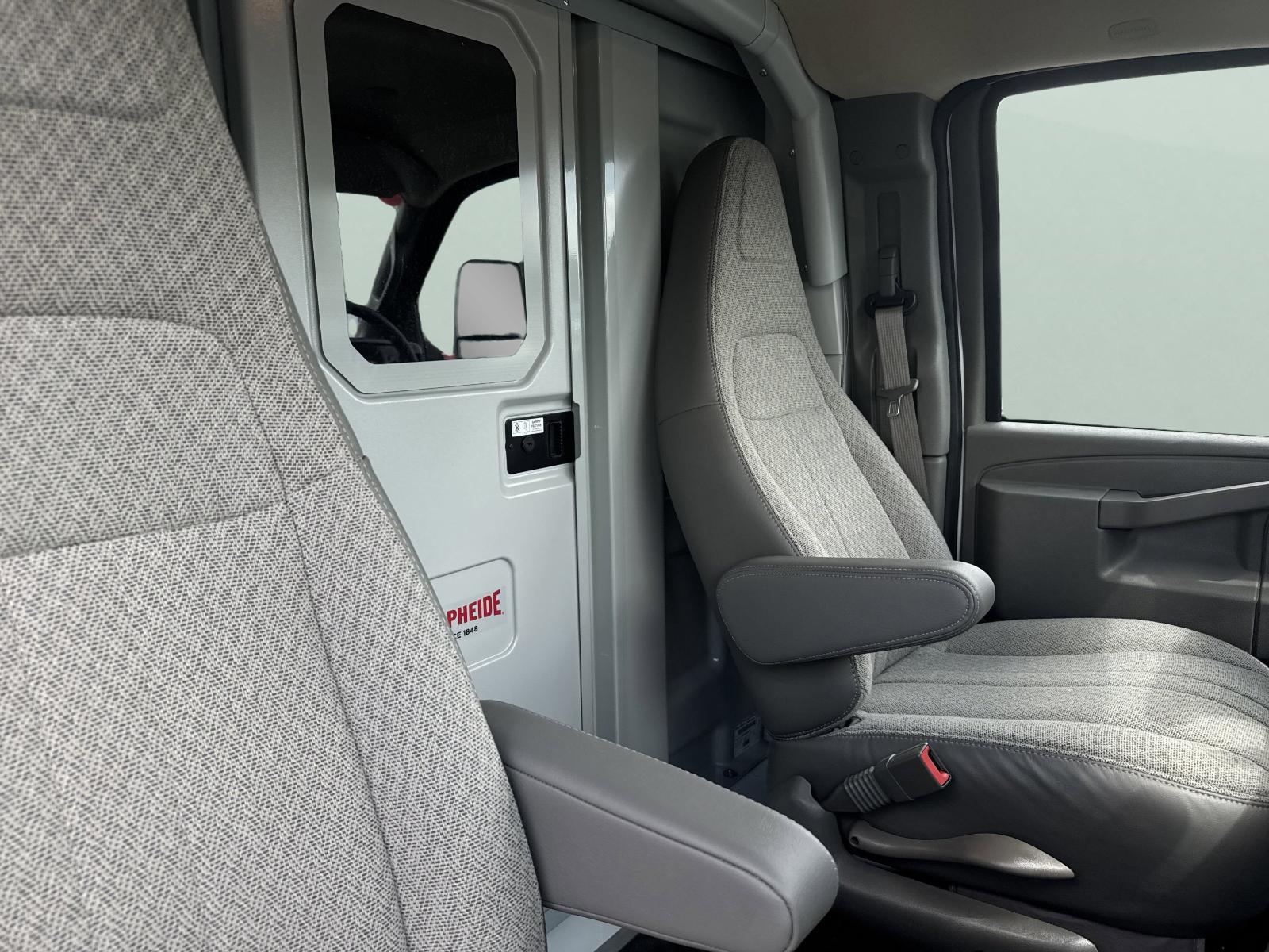 2025 Chevrolet Express Cutaway 3500 Vehicle Photo in GEORGETOWN, TX 78626-7508