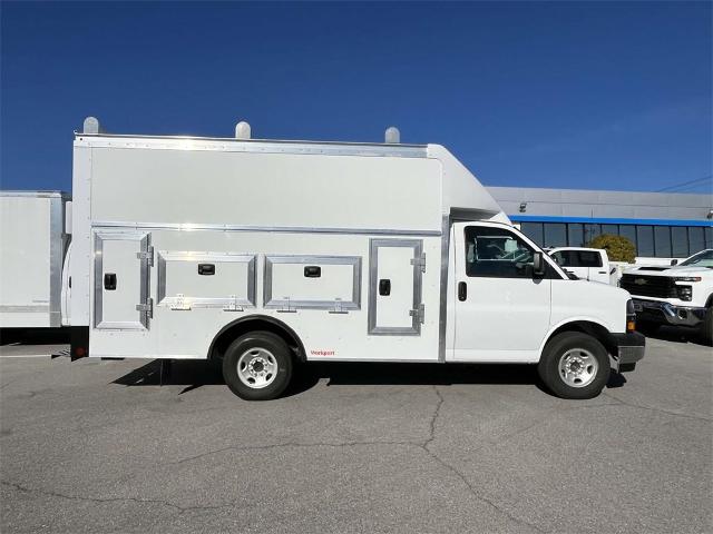 2025 Chevrolet Express Cutaway 3500 Vehicle Photo in ALCOA, TN 37701-3235