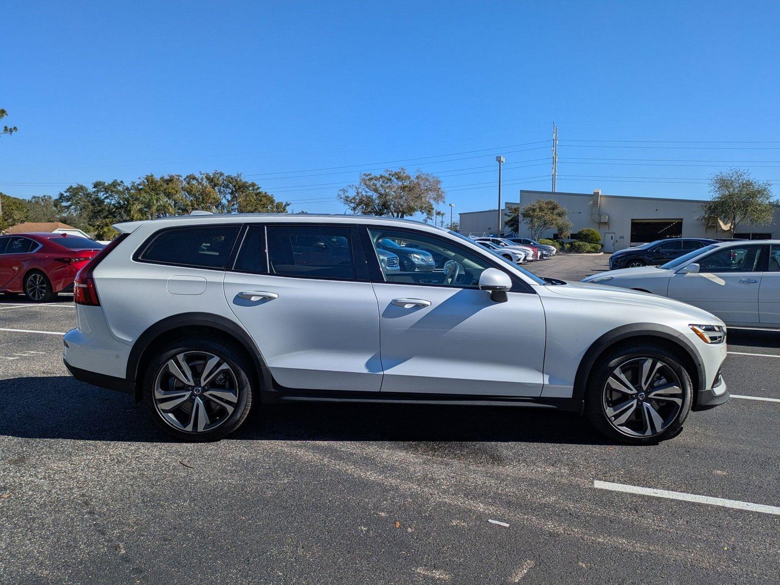 2023 Volvo V60 Cross Country Vehicle Photo in Clearwater, FL 33761