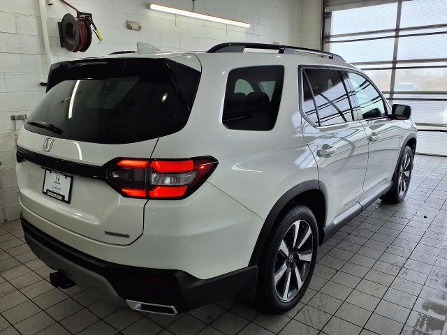 2025 Honda Pilot Vehicle Photo in Oshkosh, WI 54904