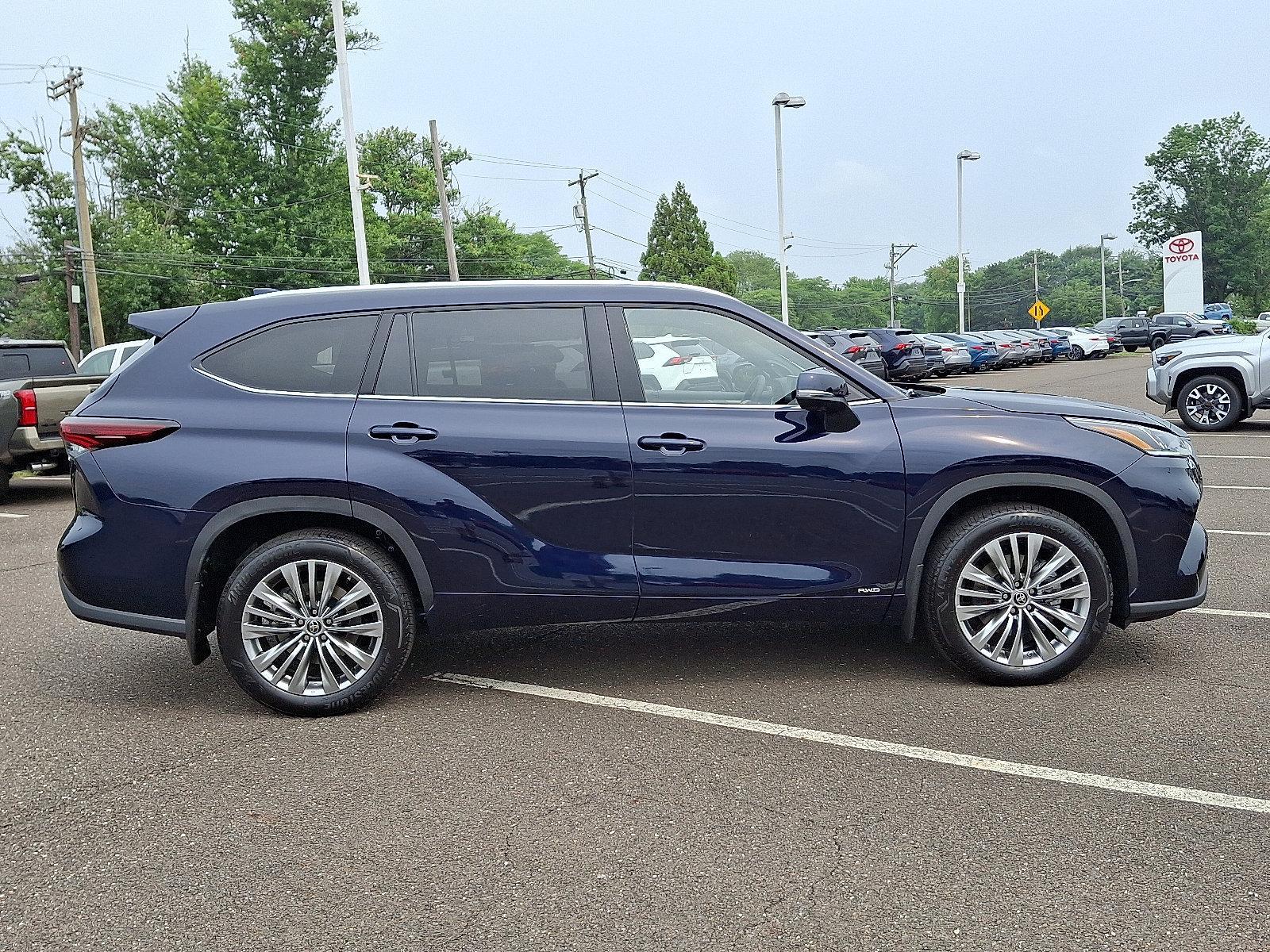 2025 Toyota Highlander Vehicle Photo in Trevose, PA 19053