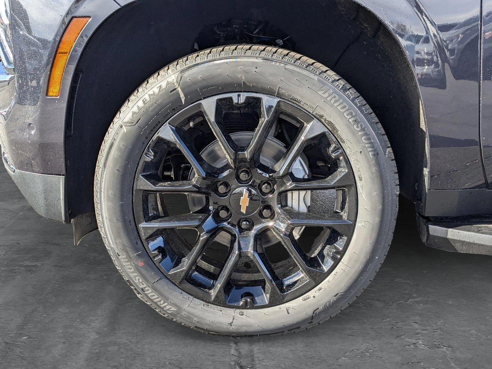 2025 Chevrolet Suburban Vehicle Photo in VALENCIA, CA 91355-1705